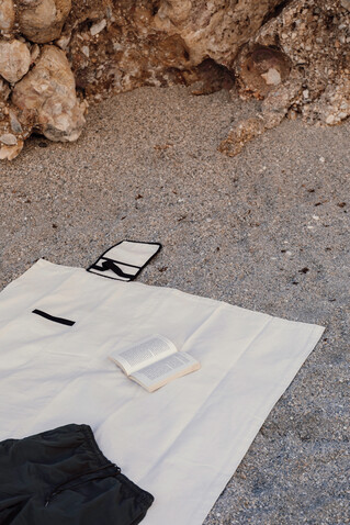 VINGA Volonne AWARE™ Picknickdecke aus recyceltem Canvas off white, schwarz bedrucken, Art.-Nr. V459113