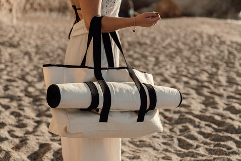 VINGA Volonne AWARE™ Strandtasche aus recyceltem Canvas off white, schwarz bedrucken, Art.-Nr. V762033
