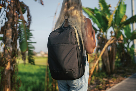 Swiss Peak AWARE™ moderner 15,6&quot; Laptop-Rucksack schwarz bedrucken, Art.-Nr. P763.101