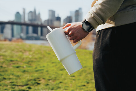 Embrace Deluxe Becher aus RCS recyceltem Edelstahl 900ml weiß bedrucken, Art.-Nr. P437.3003