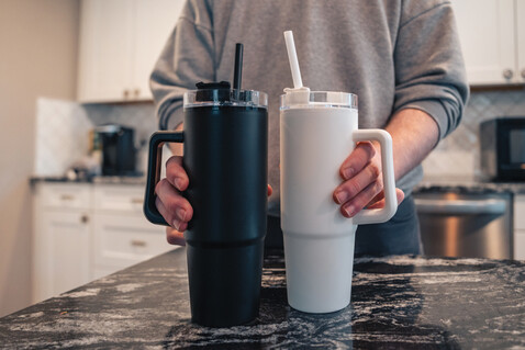 Tana Becher aus RCS recyceltem Kunststoff mit Griff 750ml weiß bedrucken, Art.-Nr. P437.103