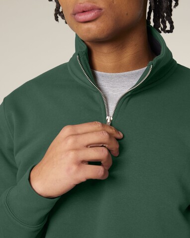 Trucker 2.0 - Das Unisex-Sweatshirt mit kurzem Reißverschluss - Bottle Green - L bedrucken, Art.-Nr. STSU204C2241L Trucker 2.0 - Das Unisex-Sweatshirt mit kurzem Reißverschluss - Bottle Green - L bedrucken, Art.-Nr. STSU204C2241L