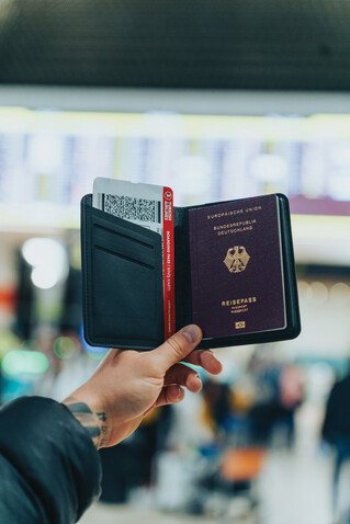 Travelfinder RCS Polyester Passtasche mit weltweiter Ortung schwarz bedrucken, Art.-Nr. P301.5601
