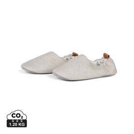 VINGA Moulton Hausschuhe aus RCS rPET (L/XL) beige, feather grey bedrucken, Art.-Nr. V4990219LXL VINGA Moulton Hausschuhe aus RCS rPET (L/XL) beige, feather grey bedrucken, Art.-Nr. V4990219LXL