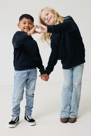 IQONIQ Yengo KidsHoodie mit Seitentaschen aus rec. Baumwolle schwarz bedrucken, Art.-Nr. T6404.001.1314