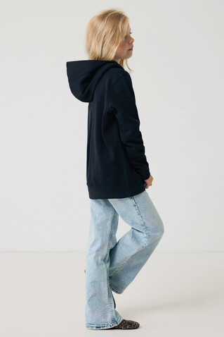 IQONIQ Yengo KidsHoodie mit Seitentaschen aus rec. Baumwolle schwarz bedrucken, Art.-Nr. T6404.001.1314