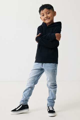 IQONIQ Yengo KidsHoodie mit Seitentaschen aus rec. Baumwolle schwarz bedrucken, Art.-Nr. T6404.001.1314