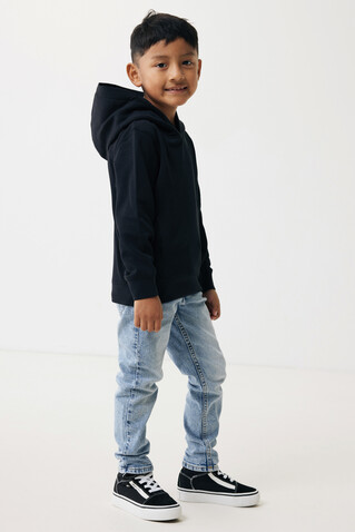 IQONIQ Yengo KidsHoodie mit Seitentaschen aus rec. Baumwolle schwarz bedrucken, Art.-Nr. T6404.001.1314
