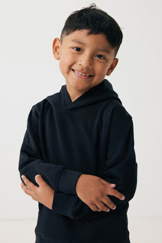 IQONIQ Yengo KidsHoodie mit Seitentaschen aus rec. Baumwolle schwarz bedrucken, Art.-Nr. T6404.001.1314