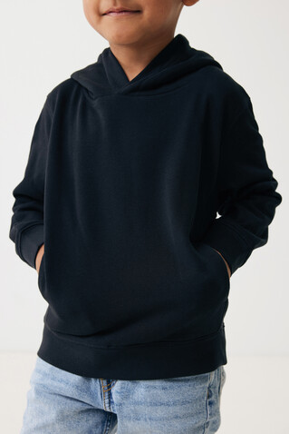 IQONIQ Yengo KidsHoodie mit Seitentaschen aus rec. Baumwolle schwarz bedrucken, Art.-Nr. T6404.001.1314