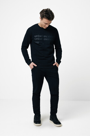 IQONIQ Zion Rundhals-Sweater aus recycelter Baumwolle schwarz bedrucken, Art.-Nr. T9300.001.4XL