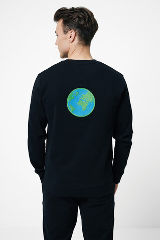 IQONIQ Zion Rundhals-Sweater aus recycelter Baumwolle schwarz bedrucken, Art.-Nr. T9300.001.4XL