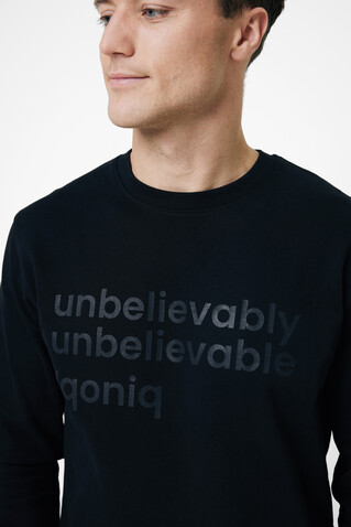 IQONIQ Zion Rundhals-Sweater aus recycelter Baumwolle schwarz bedrucken, Art.-Nr. T9300.001.4XL