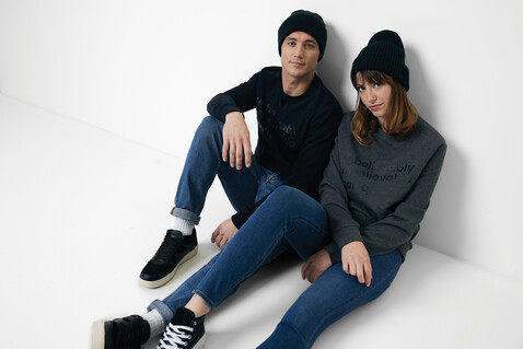 IQONIQ Zion Rundhals-Sweater aus recycelter Baumwolle schwarz bedrucken, Art.-Nr. T9300.001.4XL