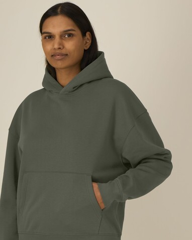 Chaser - Der Relaxed Unisex-Hoodie - Khaki - S bedrucken, Art.-Nr. STSU077C2231S Chaser - Der Relaxed Unisex-Hoodie - Khaki - S bedrucken, Art.-Nr. STSU077C2231S