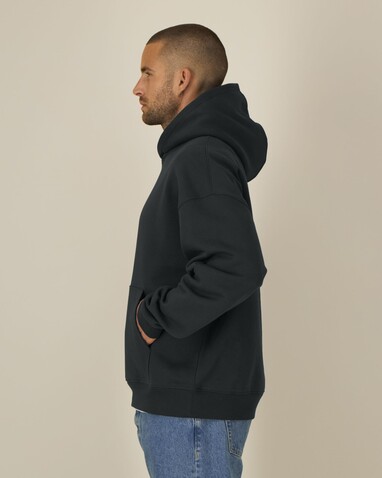 Chaser - Der Relaxed Unisex-Hoodie - Black - 3XL bedrucken, Art.-Nr. STSU077C0023X Chaser - Der Relaxed Unisex-Hoodie - Black - 3XL bedrucken, Art.-Nr. STSU077C0023X