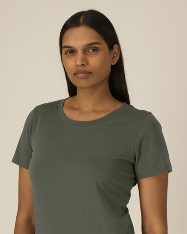 Stella Expresser 2.0 - Das Fitted Damen-T-Shirt - Khaki - S bedrucken, Art.-Nr. STTW079C2231S Stella Expresser 2.0 - Das Fitted Damen-T-Shirt - Khaki - S bedrucken, Art.-Nr. STTW079C2231S