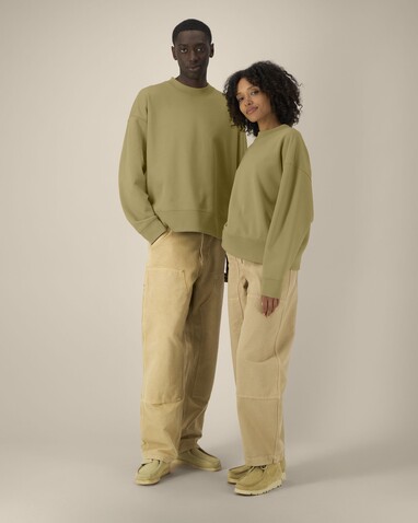 Ryler - Das Boxy Rundhals-Unisex-Sweatshirt aus recycelter Baumwolle - Faded Olive - XXS bedrucken, Art.-Nr. STSU255C1532S Ryler - Das Boxy Rundhals-Unisex-Sweatshirt aus recycelter Baumwolle - Faded Olive - XXS bedrucken, Art.-Nr. STSU255C1532S
