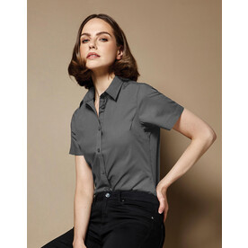 Kustom Kit Women`s Tailored Fit Poplin Shirt SSL, Graphite, XS bedrucken, Art.-Nr. 772111312 Kustom Kit Women`s Tailored Fit Poplin Shirt SSL, Graphite, XS bedrucken, Art.-Nr. 772111312