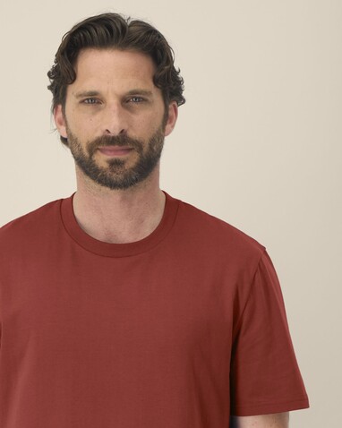Creator 2.0 - Das Iconic Unisex-T-Shirt - Earthy Red - L bedrucken, Art.-Nr. STTU169C1501L