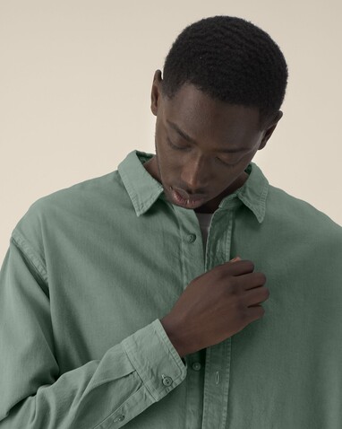 Worker Shirt - Das Relaxed Unisex-Hemd - G. Dyed Green Bay - M bedrucken, Art.-Nr. STWU975C1601M