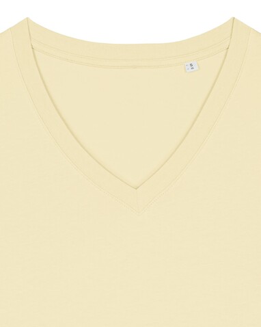 Stella Isla - Das Damen-T-Shirt mit V-Ausschnitt - Butter - XS bedrucken, Art.-Nr. STTW176C078XS