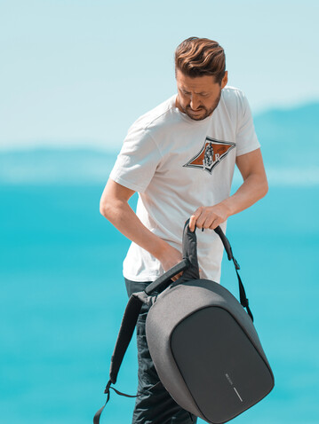 Bobby Hero Small Anti-Diebstahl-Rucksack anthrazit, grau bedrucken, Art.-Nr. P705.701