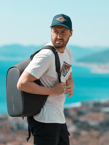 Bobby Hero Small Anti-Diebstahl-Rucksack anthrazit, grau bedrucken, Art.-Nr. P705.701