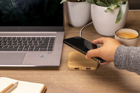 10W Wireless-Charger mit USB aus Bambus braun bedrucken, Art.-Nr. P308.379