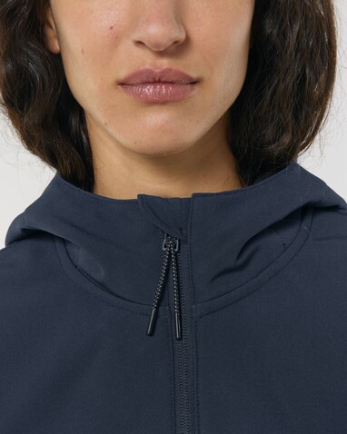 Stella Discoverer - Die Damen-Softshelljacke mit Kapuze - French Navy - L bedrucken, Art.-Nr. STJW159C7271L